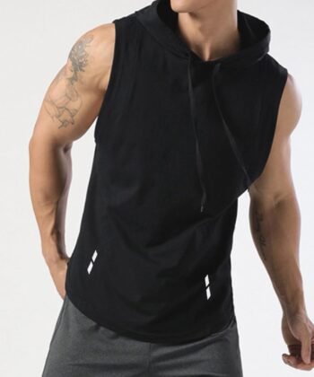 Camiseta deportiva con capucha