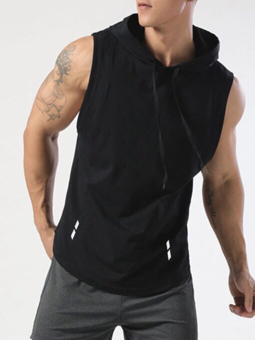 Camiseta deportiva con capucha